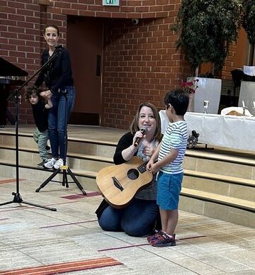 Cantor Lizzie Wiess with an ECC student during Shabbat